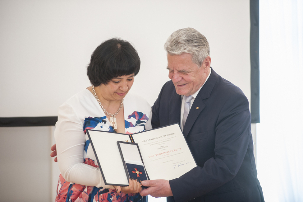 Bundespräsident Joachim Gauck überreicht das Verdienstkreuz 1. Klasse an Seyran Ateş im Rahmen der Ordensverleihung 'Engagement für Integration'