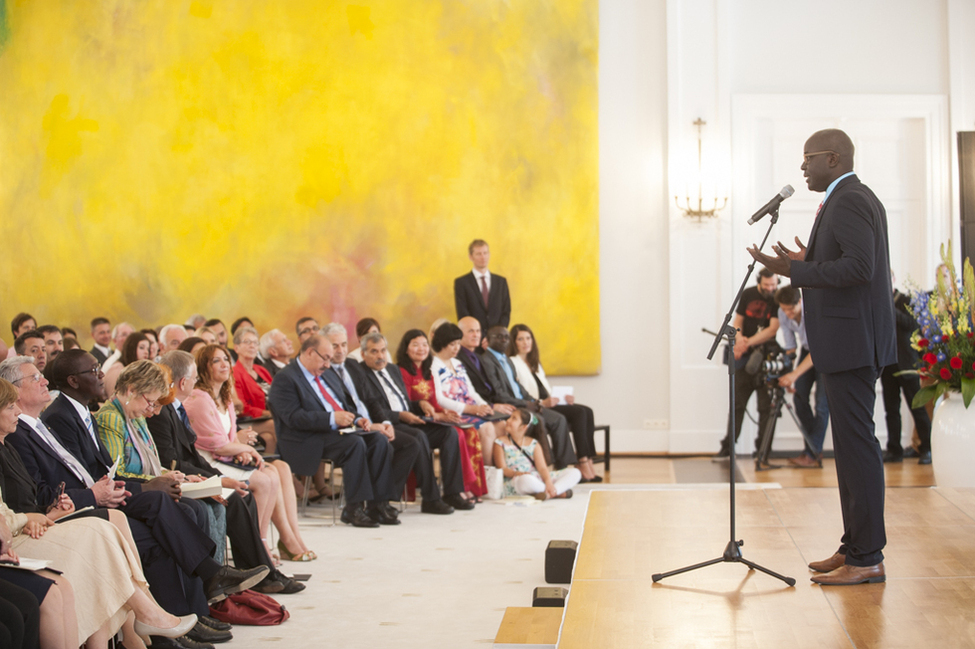 Saliou Gueye aus Ulm bedankt sich im Namen der Geehrten im Rahmen der Ordensverleihung 'Engagement für Integration'