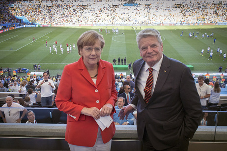 Bundespräsident Joachim Gauck und Bundeskanzlerin Angela Merkel vor Spielbeginn im Maracanã-Stadion in Rio de Janeiro 