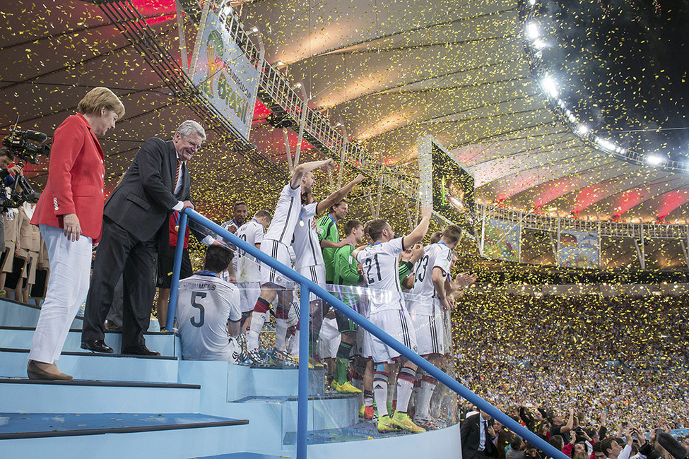 Bundespräsident Joachim Gauck und Angela Merkel bei der Feier nach dem Finalspiel der Fußballweltmeisterschaft 2014 im Maracanã-Stadion in Rio de Janeiro 