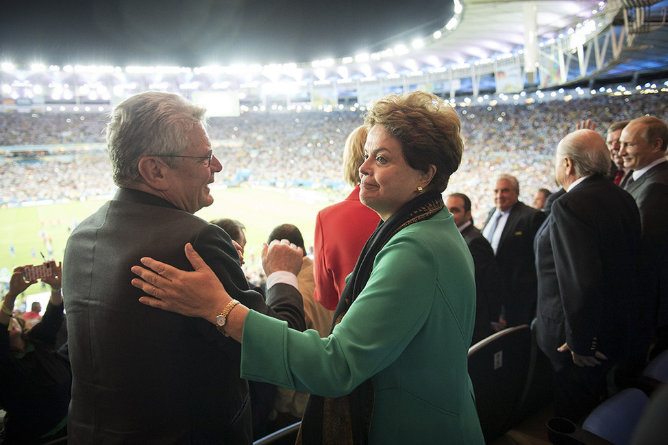 Bundespräsident Joachim Gauck im Austausch mit Brasiliens Präsidentin Dilma Rousseff im Maracanã-Stadion in Rio de Janeiro beim Finalspiel der Fußballweltmeisterschaft 2014