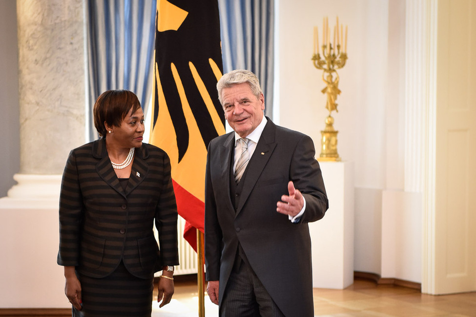 Bundespräsident Joachim Gauck im Austausch mit derBotschafterin der Republik Botsuana, Tswelopele Connie Moremi, in Schloss Bellevue bei der Botschafterakkreditierung