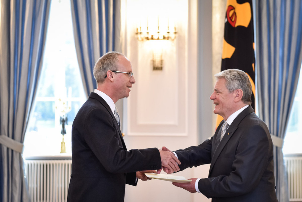 Bundespräsident Joachim Gauck empfängt das Beglaubigungsschreiben von Peter Rodney Harris aus Neuseeland in Schloss Bellevue bei der Botschafterakkreditierung
