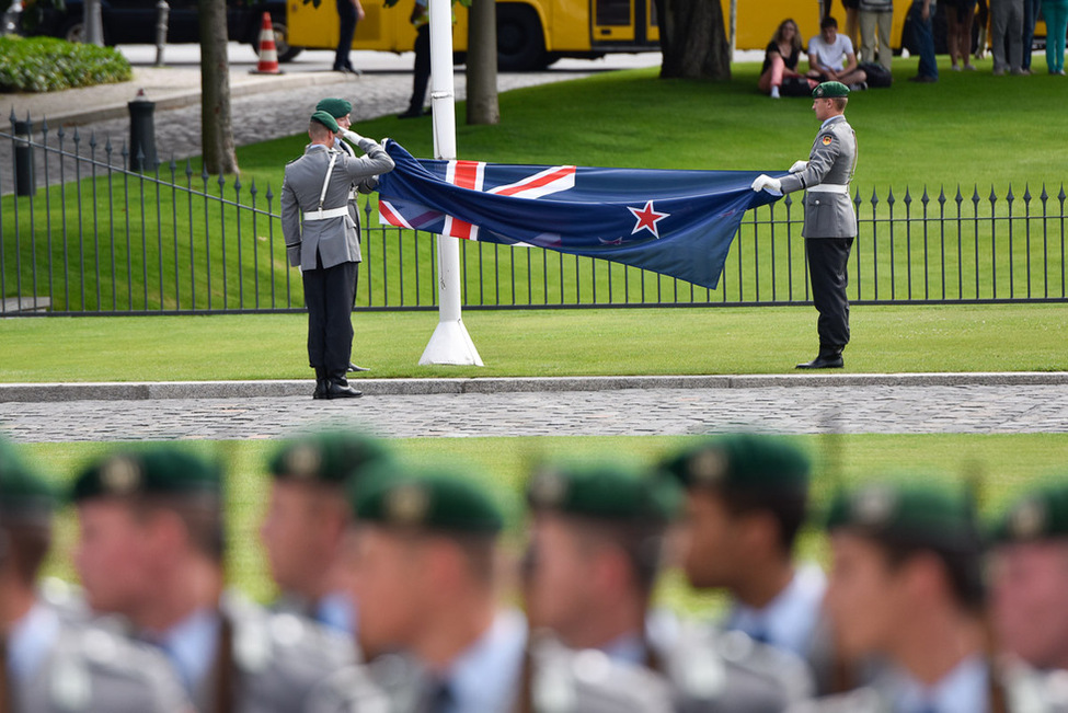 Zeremonielles Hissen der Flagge des entsendenden Staates bei der Akkreditierung von Botschaftern