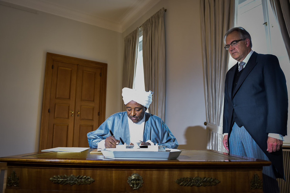 Eintrag ins Gästebuch von Badreldin Abdalla Mohamed Ahmed aus der Republik Sudan in der Galerie von Schloss Bellevue bei der Botschafterakkreditierung