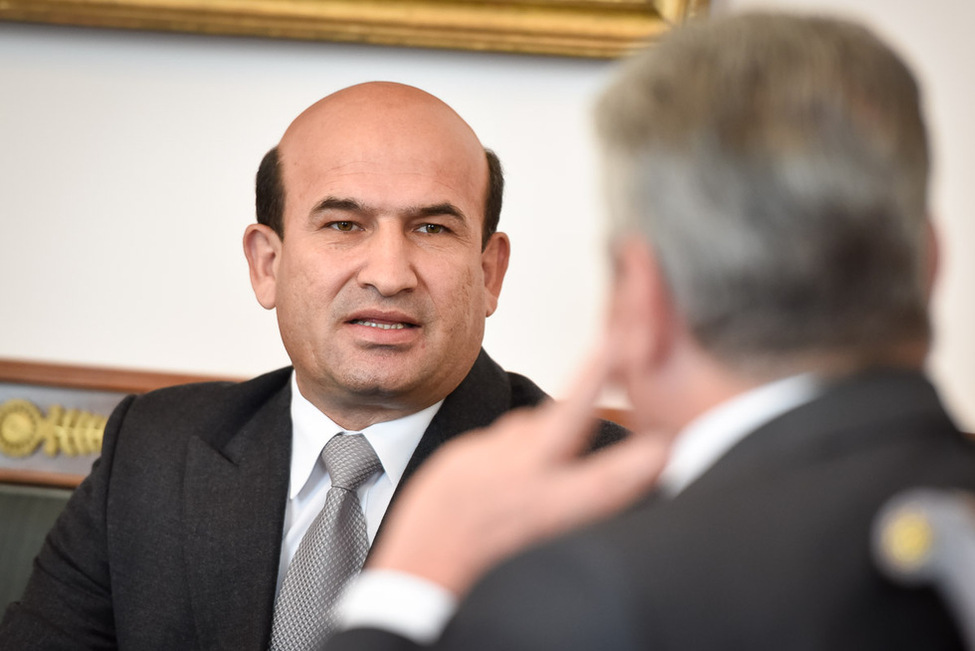 Bundespräsident Joachim Gauck im Gespräch mit dem Botschafter von Tadschikistan, Malikscho Mahmadschoewitsch Nematov, in Schloss Bellevue anlässlich der Akkreditierung von Botschaftern