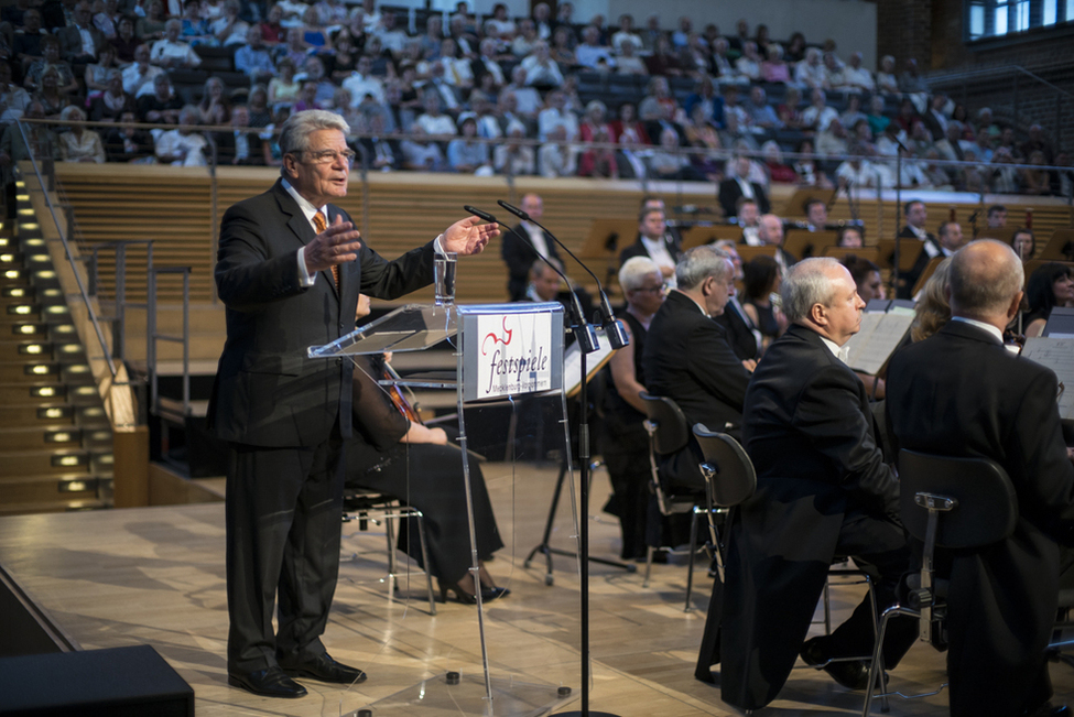 Bundespräsident Joachim Gauck hält ein Grusswort beim Benefizkonzert des Bundespräsidenten im Rahmen der Festspiele Mecklenburg-Vorpommern in Neubrandenburg 