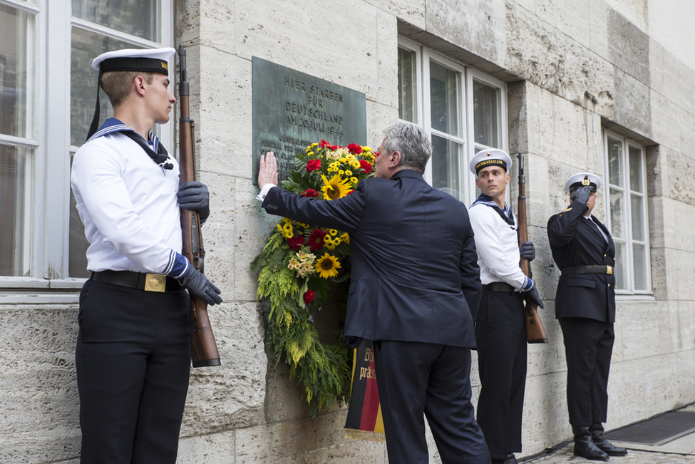 Bundespräsident Joachim Gauck bei der Kranzniederlegung während der Feierstunde der Bundesregierung und der Stiftung 20. Juli 1944 im Bendlerblock