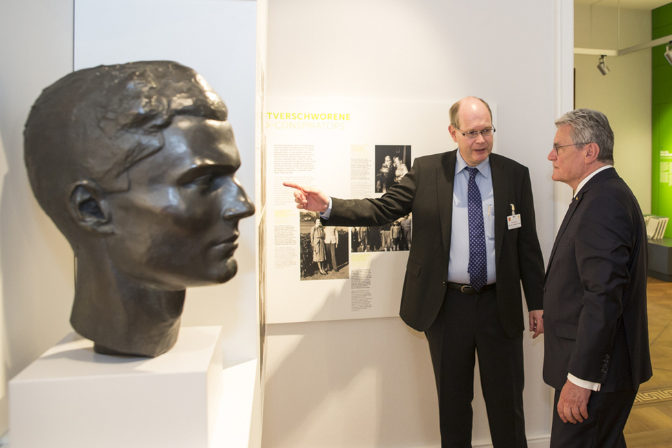 Bundespräsident Joachim Gauck und der Leiter der Gedenkstätte, Johannes Tuchel, besichtigen die neue Dauerausstellung in der Gedenkstätte Deutscher Widerstand im Bendlerblock 