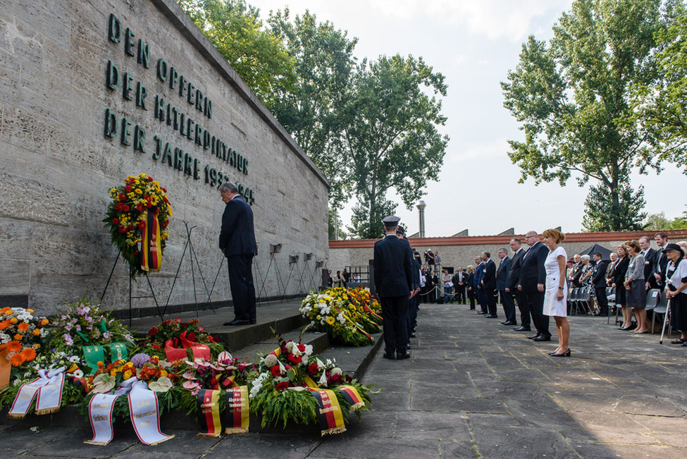 Bundespräsident Joachim Gauck legt in der Gedenkstätte Plötzensee anlässlich des 70. Jahrestags des 20. Juli 1944 einen Kranz nieder