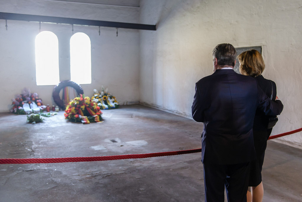 Bundespräsident Joachim Gauck und Daniela Schadt im Gedenken an den 20. Juli 1944 in der Gedenkstätte Plötzensee im ehemaligen Hinrichtungsraum
