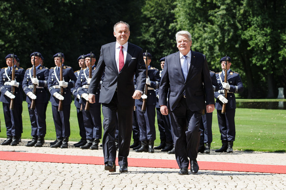 Bundespräsident Joachim Gauck empfängt den Präsidenten der Slowakischen Republik, Andrej Kiska, mit militärischen Ehren 