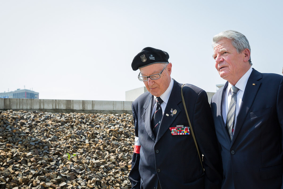 Bundespräsident Joachim Gauck besucht gemeinsam mit einem Teilnehmer des Warschauer Aufstandes von 1944 die Ausstellung 'Der Warschauer Aufstand 1944' in der Gedenkstätte 'Topographie des Terrors' in Berlin