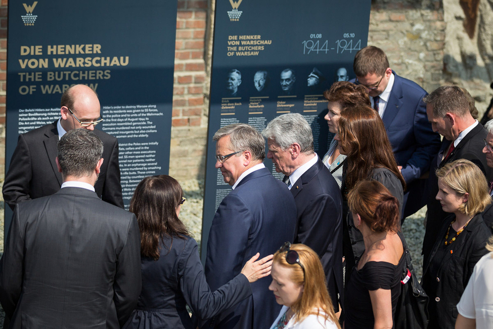 Bundespräsident Joachim Gauck besucht gemeinsam mit dem Präsidenten der Republik Polen, Bronisław Komorowski, die Ausstellung 'Der Warschauer Aufstand 1944' in der Gedenkstätte 'Topographie des Terrors' in Berlin