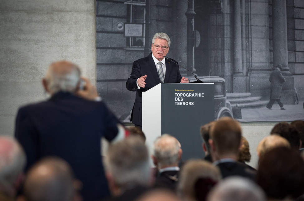 Bundespräsident Joachim Gauck hält eine Rede bei der Ausstellungseröffnung 'Der Warschauer Aufstand 1944' in der Gedenkstätte 'Topographie des Terrors' in Berlin