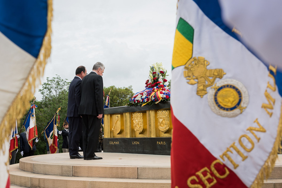 Bundespräsident Joachim Gauck und der Präsident der Französischen Republik, François Hollande, bei der gemeinsamen Kranzniederlegung in der Gedenkstätte Hartmannsweilerkopf