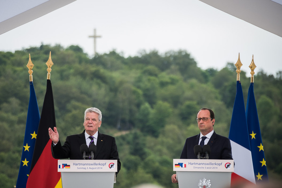 Bundespräsident Joachim Gauck und der Präsident der Französischen Republik, François Hollande, bei der Gedenkveranstaltung anlässlich des Ausbruchs des Ersten Weltkrieges in der Gedenkstätte Hartmannsweilerkopf