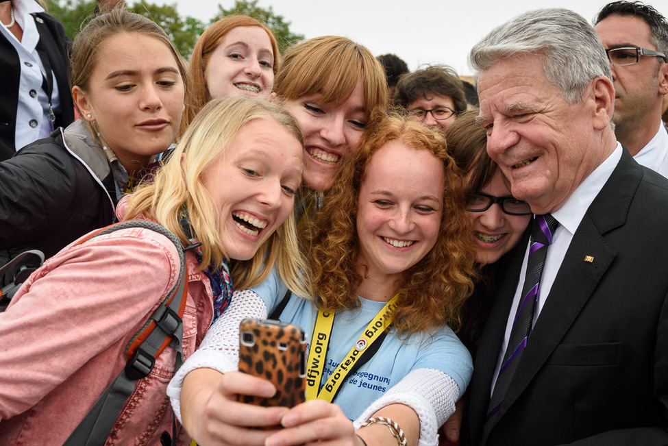 Bundespräsident Joachim Gauck mit Jugendlichen nach der Gedenkveranstaltung anlässlich des Ausbruchs des Ersten Weltkrieges in der Gedenkstätte Hartmannsweilerkopf