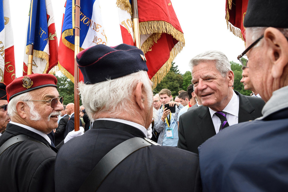 Bundespräsident Joachim Gauck begegnet Teilnehmern der Gedenkveranstaltung zum Ausbruch des Ersten Weltkrieges in der Gedenkstätte Hartmannsweilerkopf 