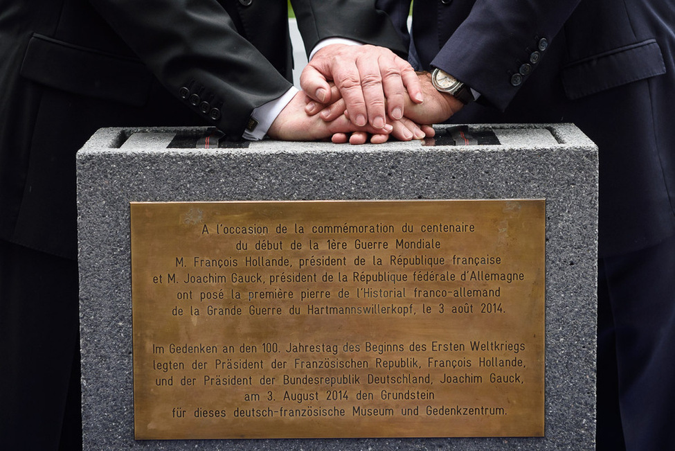 Bundespräsident Joachim Gauck und der Präsident der Französischen Republik, François Hollande, bei der Grundsteinlegung für den Bau der deutsch-französischen Gedenkstätte zum Ersten Weltkrieg am Hartmannsweilerkopf