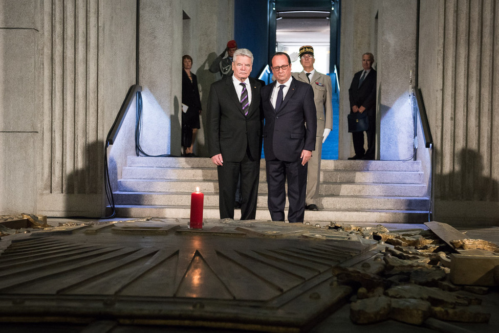 Bundespräsident Joachim Gauck und der Präsident der Französischen Republik, François Hollande, besuchen gemeinsam die Krypta der Gedenkstätte Hartmannsweilerkopf