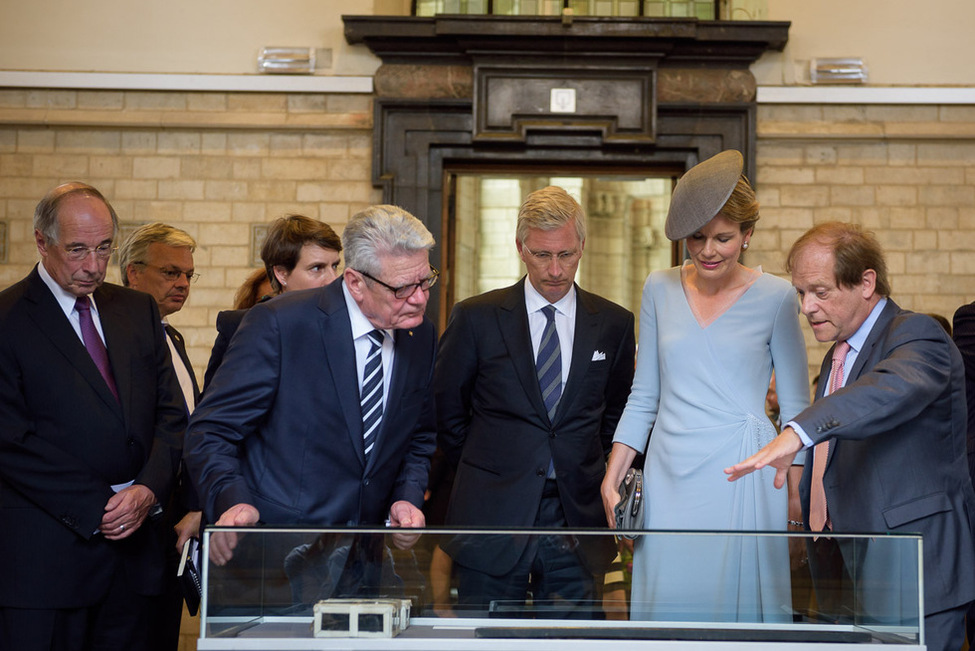 Bundespräsident Joachim Gauck, König der Belgier und Königin Mathilde bei einem Besuch der Ausstellung über die Neue Bibliothek