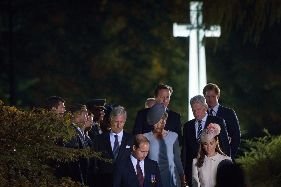 Bundespräsident Joachim Gauck und die anderen Ehrengäste verlassen den Soldatenfriedhof St. Symphorien bei Mons nach den internationalen Gedenkfeierlichkeiten zum 100. Jahrestag des Beginns des Ersten Weltkrieges 