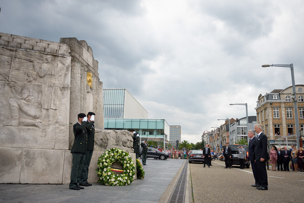 Bundespräsident Joachim Gauck und der König der Belgier bei der Kranzniederlegung am Märtyrerdenkmal in Löwen