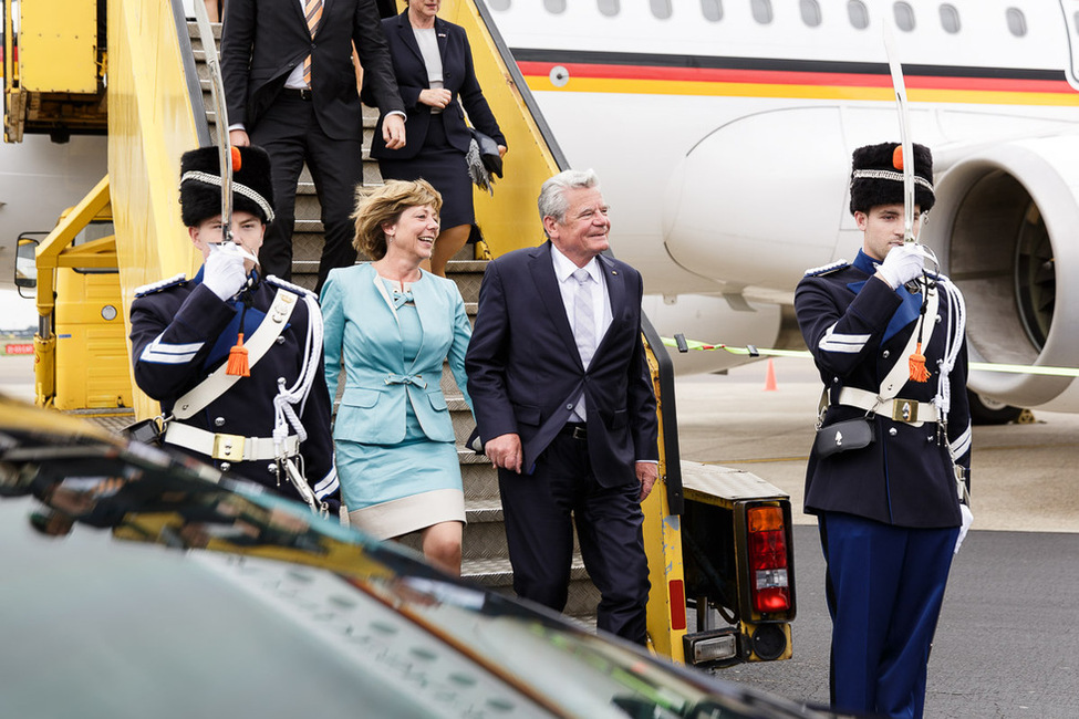 Bundespräsident Joachim Gauck und Daniela Schadt bei ihrer Ankunft in Maastricht anlässlich des 200. Jubiläums des Königreichs der Niederlande 