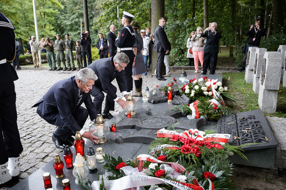 Bundespräsident Joachim Gauck und der Präsident der Republik Polen legen Grablichter auf den Gräbern der gefallenen polnischen Soldaten nieder