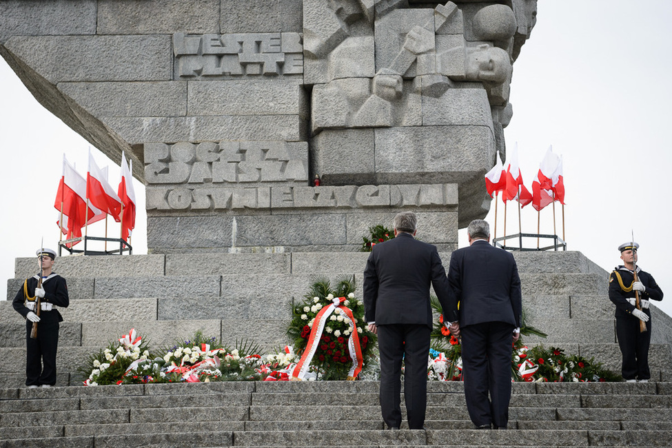 Bundespräsident Joachim Gauck und der Präsident der Republik Polen, Bronisław Komorowski, legen Kränze nieder am Denkmal für die Verteidiger der Küste