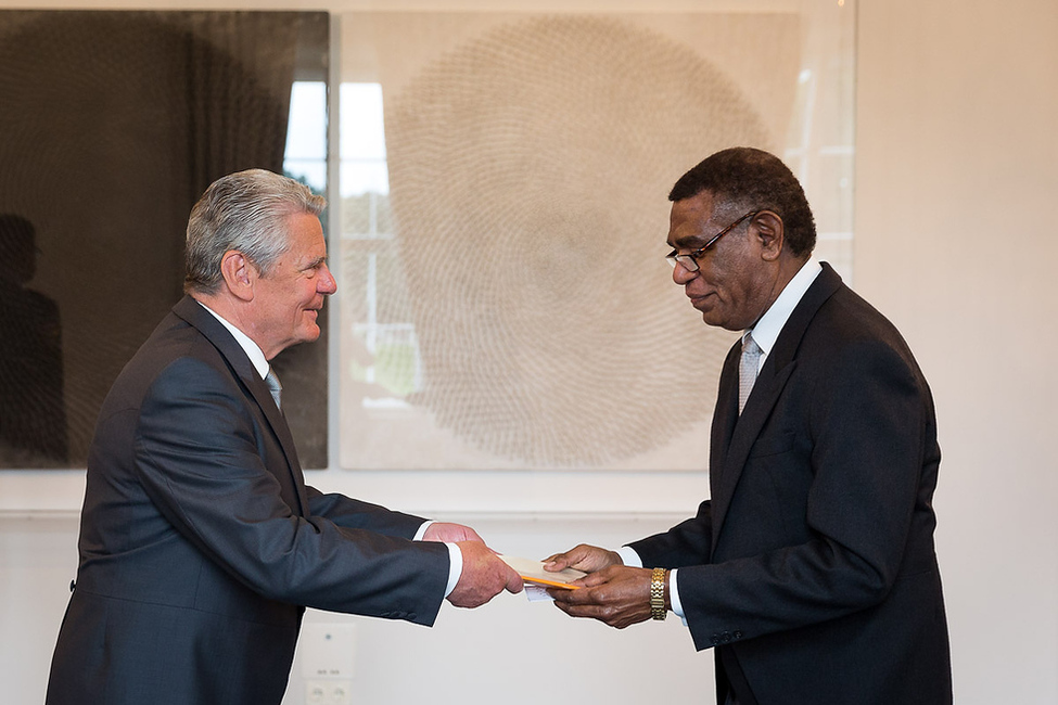 Bundespräsident Joachim Gauck empfängt das Beglaubigungsschreiben von Joshua Rimarkindu Kalinoe aus Papua Neuginea