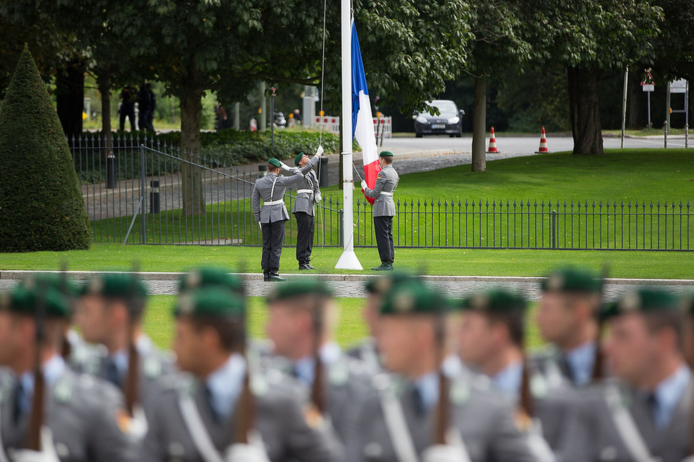 Zeremonielles Hissen der Flagge des entsendenden Staates bei der Akkreditierung von Botschaftern