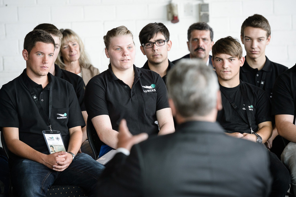 Bundespräsident Joachim Gauck im Gespräch mit Auszubildenden der Firma Clemens Technologies für Weinbautechnik in Wittlich anlässlich seines Besuchs in Rheinland-Pfalz