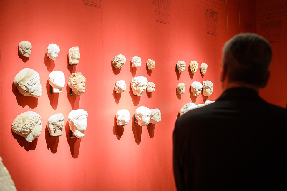 Bundespräsident Joachim Gauck beim Rundgang durch die Ausstellung 'Ein Traum von Rom' im Rheinischen Landesmuseum