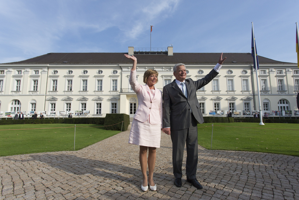 Bundespräsident Joachim Gauck und Daniela Schadt begrüßen die Gäste des Bürgerfestes