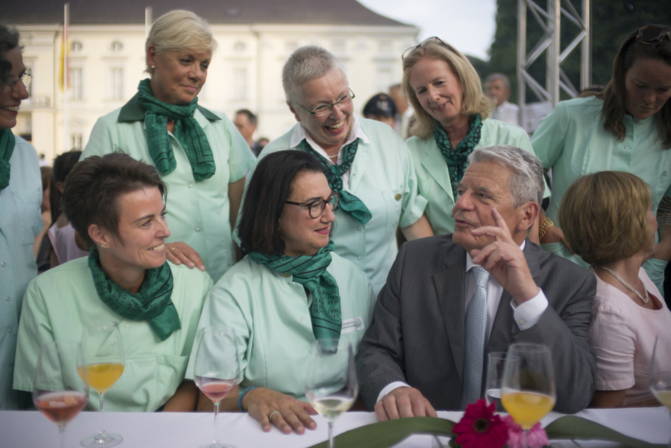 Bundespräsident Joachim Gauck und Daniela Schadt im Austausch mit den Grünen Damen von der Arbeitsgemeinschaft Evangelische Krankenhaus-Hilfe e.V.