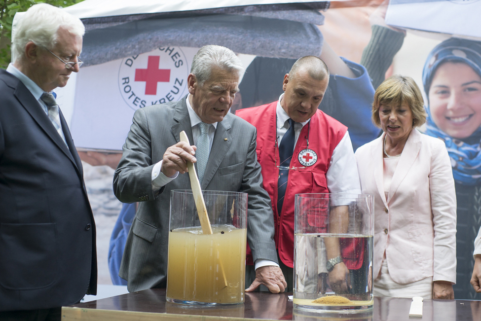 Bundespräsident Joachim Gauck und Daniela Schadt bei der Trinkwasseraufbereitung des Deutschen Roten Kreuzes