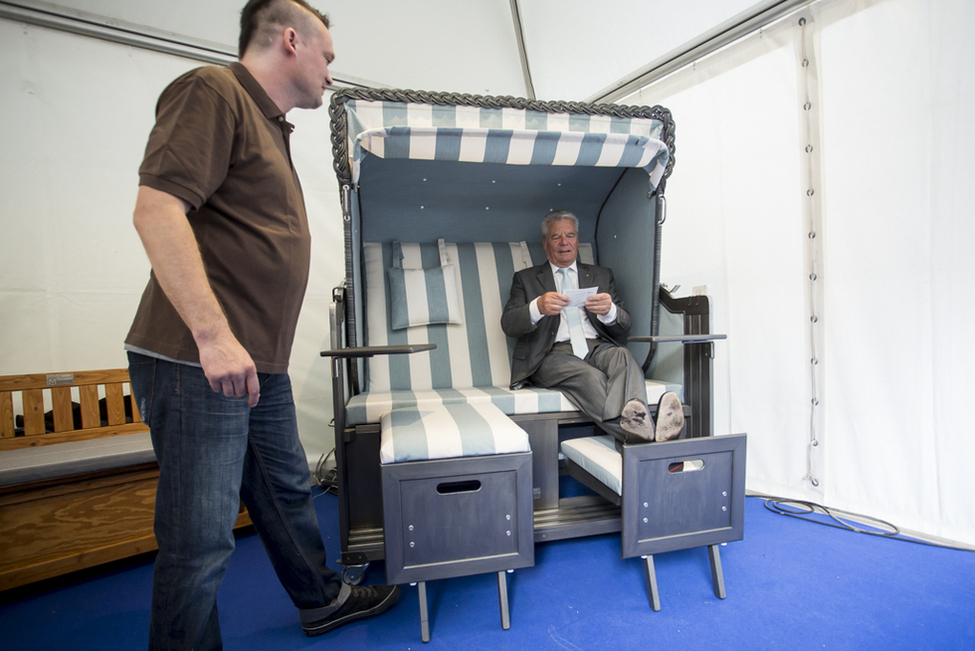 Bundespräsident Joachim Gauck besichtigt einen Strandkorb der Meldorfer Stiftung Mensch