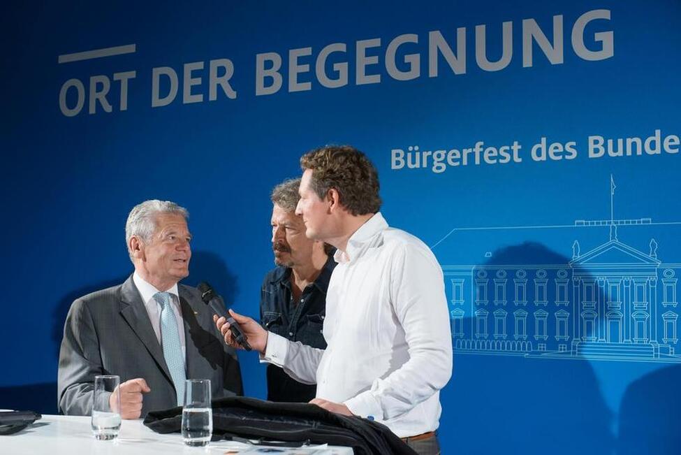 Bundespräsident Joachim Gauck im Austausch mit Eckart von Hirschhausen und Wolfgang Niedecken am Ort der Begegnung, der Dialogplattform des Bürgerfestes