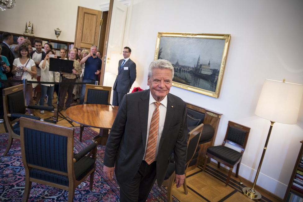 Bundespräsident Joachim Gauck begrüßt Bürgerinnen und Berger im Schloss Bellevue