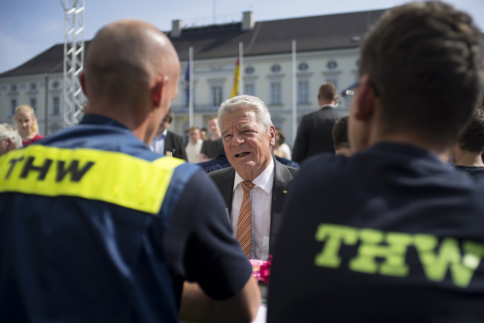 Bundespräsident Joachim Gauck im Gespräch mit Vertretern des Technischen Hilfswerkes beim Bürgerfest im Park von Schloss Bellevue