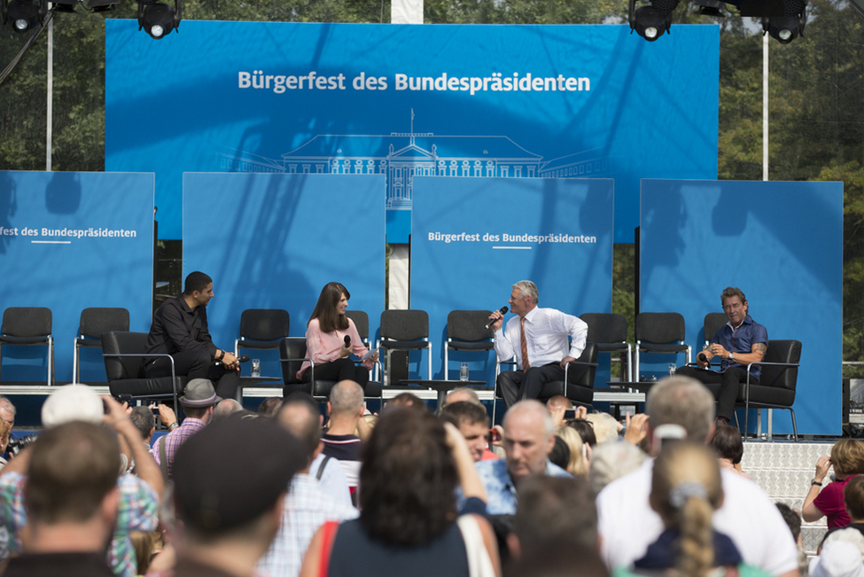 Bundespräsident Joachim Gauck bei einer Diskussionsrunde zum Thema 'Engagierte Idole zu Gast in Bellevue'