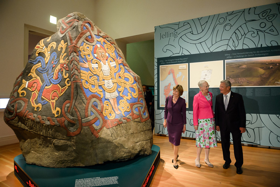 Bundespräsident Joachim Gauck und Daniela Schadt beim Rundgang mit der dänischen Königin Margrethe II in der Ausstellung 'Die Wikinger' im Martin-Gropius-Bau 