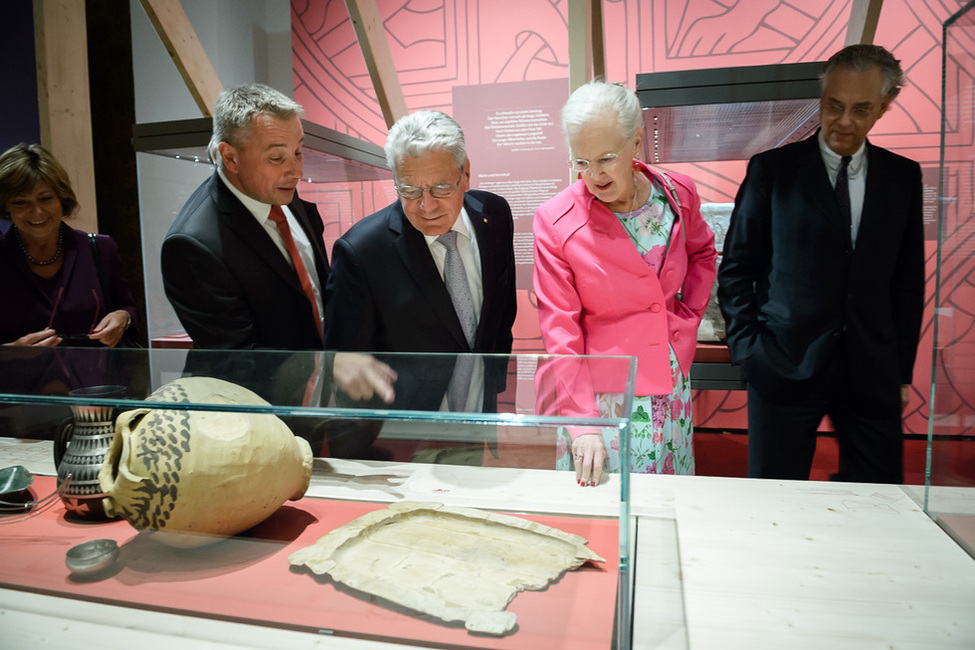 Bundespräsident Joachim Gauck und Daniela Schadt beim Rundgang mit der dänischen Königin Margrethe II in der Ausstellung 'Die Wikinger' im Martin-Gropius-Bau 