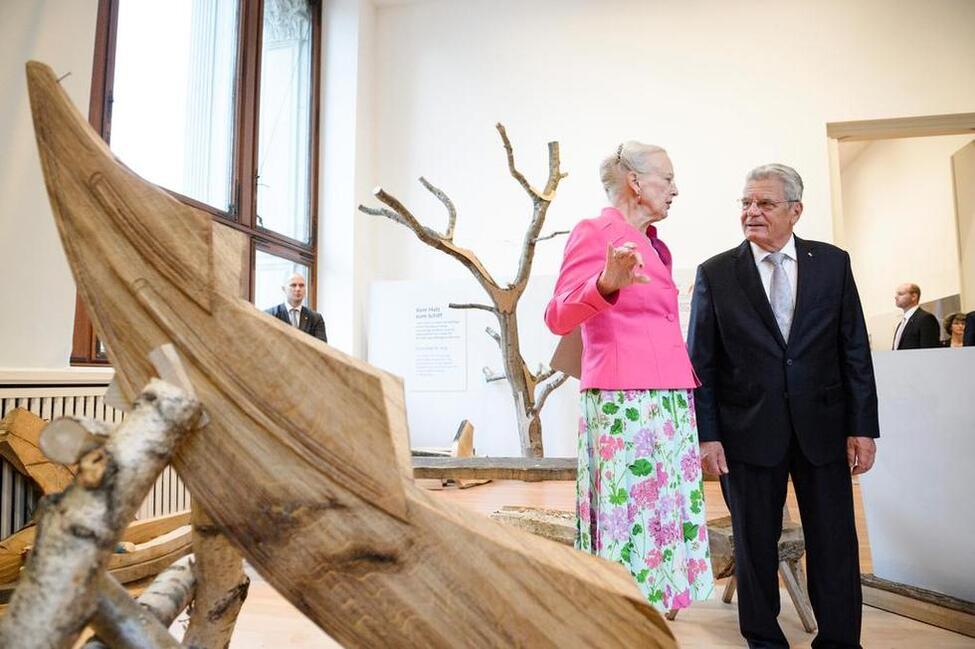 Bundespräsident Joachim Gauck beim Rundgang mit der dänischen Königin Margrethe II in der Ausstellung 'Die Wikinger' im Martin-Gropius-Bau 