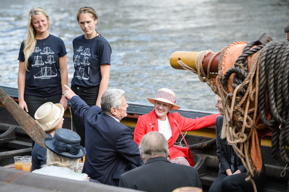 Bundespräsident Joachim Gauck und Daniela Schadt besuchen mit der dänischen Königin Margrethe II den originalgetreuen Nachbau des Wikingerschiffs 'Havhingsten fra Glendalough – Seehengst von Glendalough'