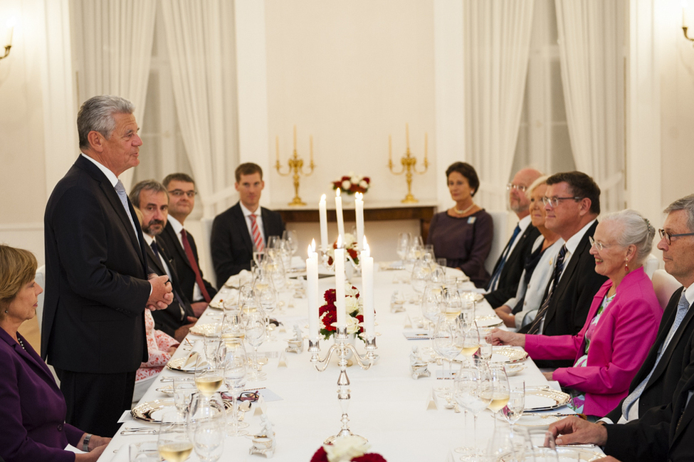 Bundespräsident Joachim Gauck und Daniela Schadt beim Abendessen mit der dänischen Königin Margrethe II im Schinkelsaal