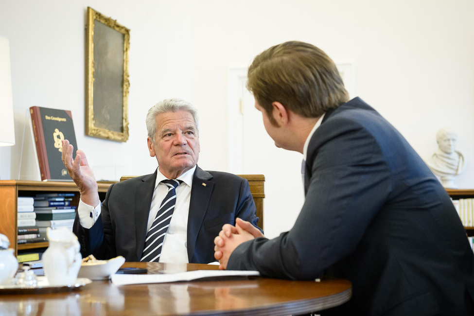 Bundespräsident Joachim Gauck während des Interviews mit der Rheinischen Post in seinem Amtszimmer in Schloss Bellevue