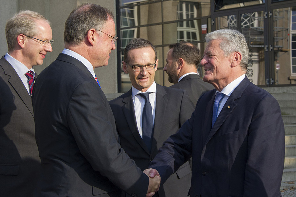 Bundespräsident Joachim Gauck im Austausch mit Niedersachsens Ministerpräsident Stephan Weil und Bundesjustizminister Heiko Maas nach der Eröffnung des 70. Deutschen Juristentages im Congress Centrum in Hannover